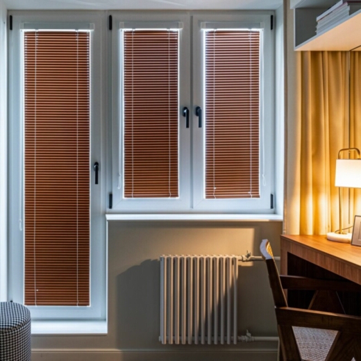 Алюминиевые жалюзи на балконную дверь