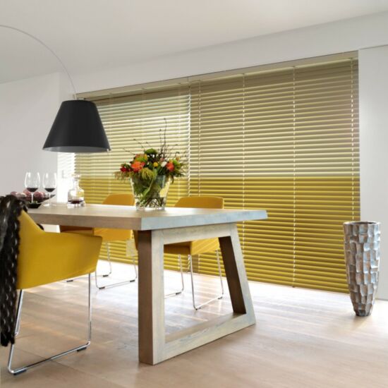 Горизонтальные жалюзи для магазина