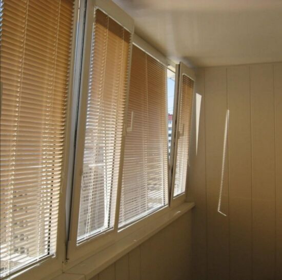 Алюминиевые горизонтальные жалюзи на балкон