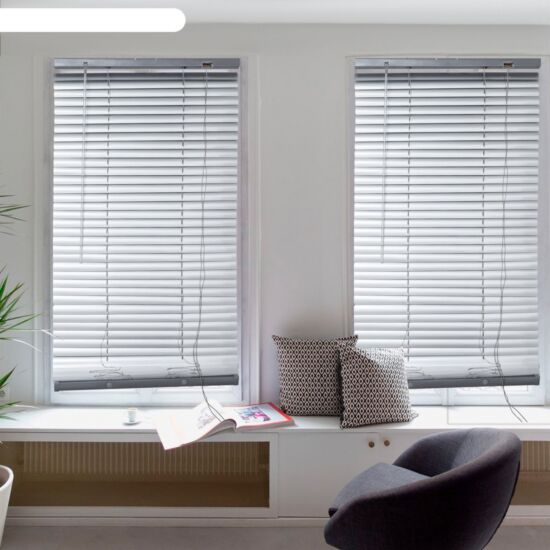 Алюминиевые горизонтальные жалюзи в зал