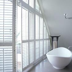 Алюминиевые горизонтальные жалюзи на треугольные окна цена. Купить в «Мастерская Жалюзи»